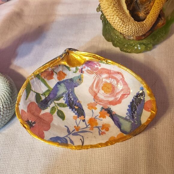 DECOUPAGE BIRDS AND FLOWERS ON A CLAM SHELL - Picture 5 of 9